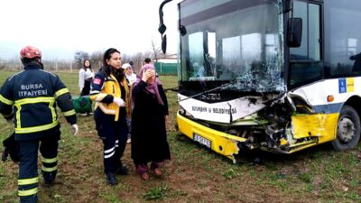 Bursa’da kalk otobüsüyle otomobil kafa kafaya çarpıştı: 8 yaralı
