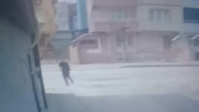 Bursa’da motosiklet yayaya çarptı! O anlar kamerada