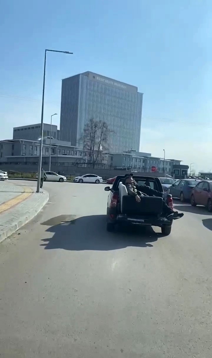 Bursa’da kamyonet kasasında tehlikeli yolculuk