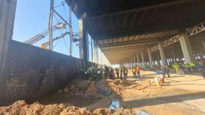 Korkunç olay! Alevlerin üzerine düşen işçiler…