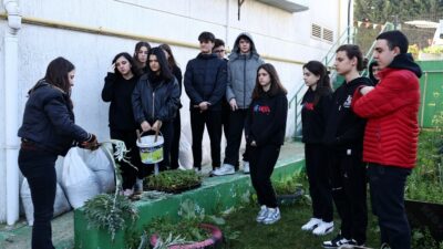 Nilüfer’de öğrenciler ders arasında fide ektiler