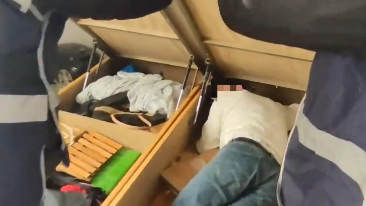 Amcasını öldürüp bazanın içine saklandı