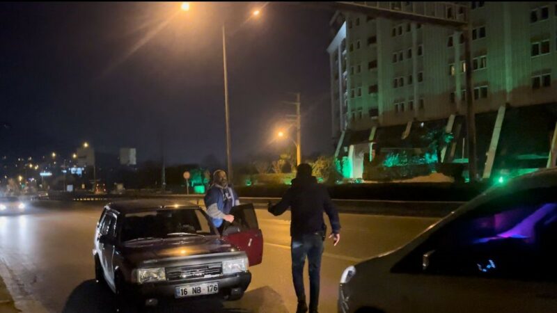 Bursa’da polisi görünce geri vites yapan sürücü böyle yakalandı…117 promil alkollü çıktı