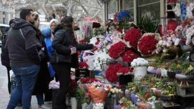 Sevgililer Günü’ne sayılı gün kaldı! İşte Bursa’daki çiçek fiyatları…