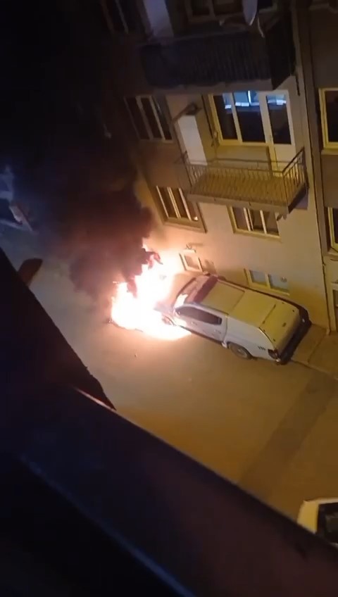 Bursa’da park halindeki otomobil alev alev yandı