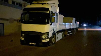 Bursa’da polisi görünce tırı bırakıp kaçtı! Yakayı böyle ele verdi