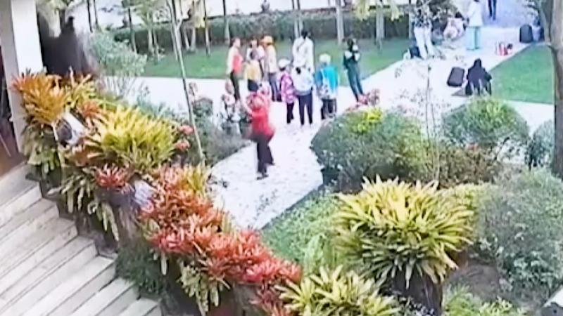 Poz verdikleri sırada balkon çöktü: 13 yaralı Poz verdikleri sırada balkon çöktü: 13 yaralı