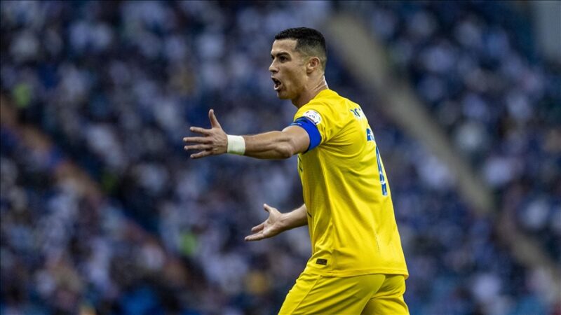 Al Nassr forması giyen Cristiano Ronaldo'nun başı, Al Shabab ile