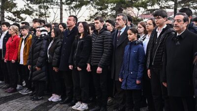 Depremlerde hayatını kaybedenler için okullarda saygı duruşu