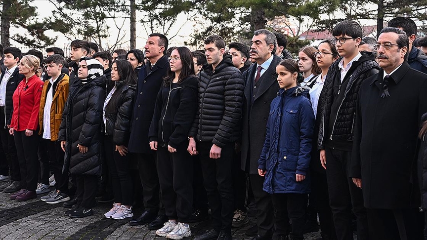 Depremlerde hayatını kaybedenler için okullarda saygı duruşu