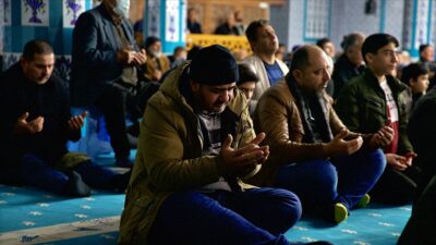 Depremlerde hayatını kaybedenler için sabah namazında dua edildi