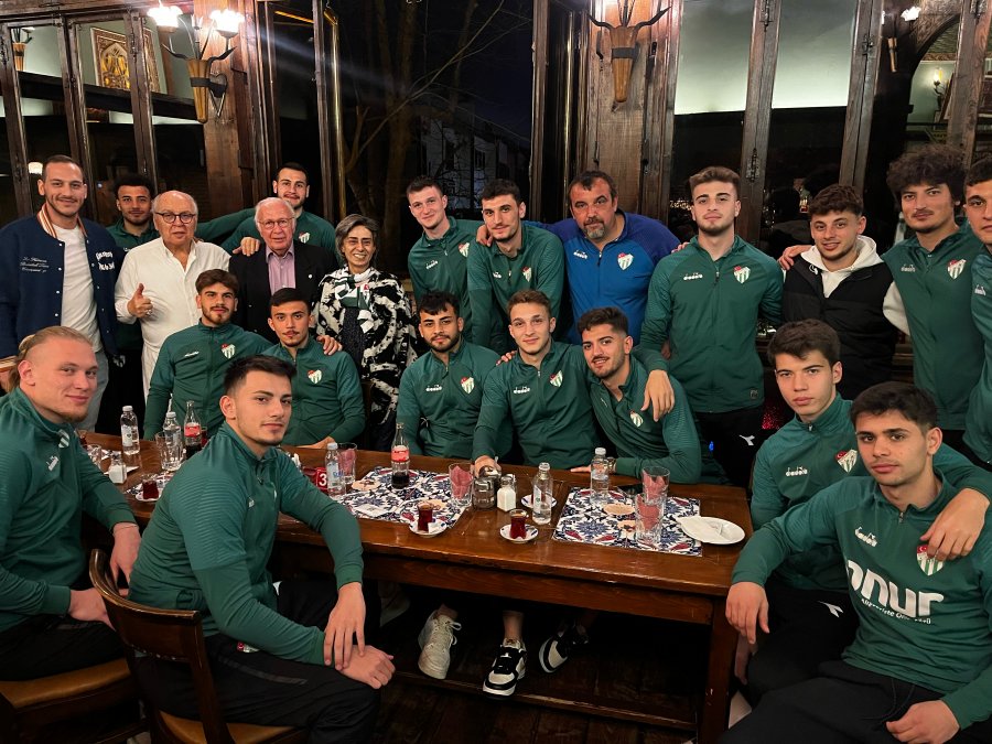 Bursaspor’a Yıldız Tilbe sürprizi! Bursaspor’a Yıldız Tilbe sürprizi!