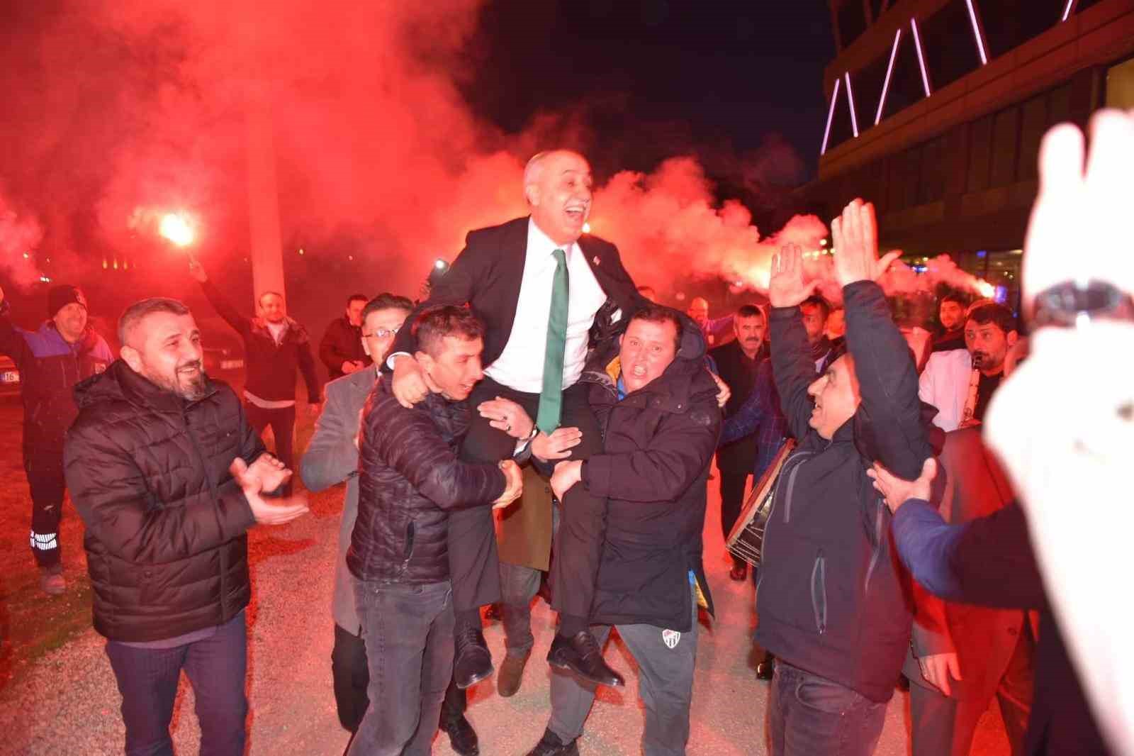 Bursa’nın bu belediyesinden işçiye rekor zam! Başkanı omuzlara aldılar…