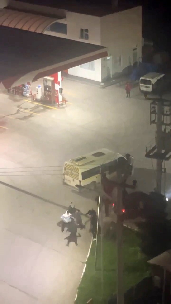 Bursa’da yolcuların da karıştığı yol verme kavgası kameraya yansıdı