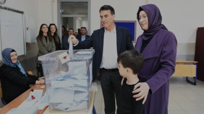 Başkan Dündar oyunu kullandı! İşte oy kullanımı sonrası ilk mesajı