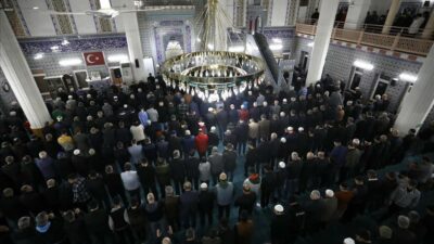 İnegöl’de teravih programları Turgutalp Camisi’nden başladı