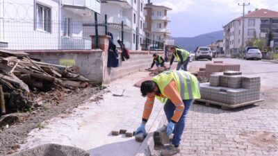 İnegöl Yeniceköy’de yol kaplama ve tretuvar çalışmaları sürüyor