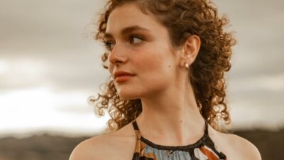 Beyazlar içindeki kombiniyle dikkat çekti!