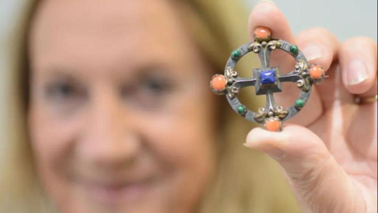 36 yıl önce pazardan aldığı broşun gerçek fiyatını öğrenince şoke oldu