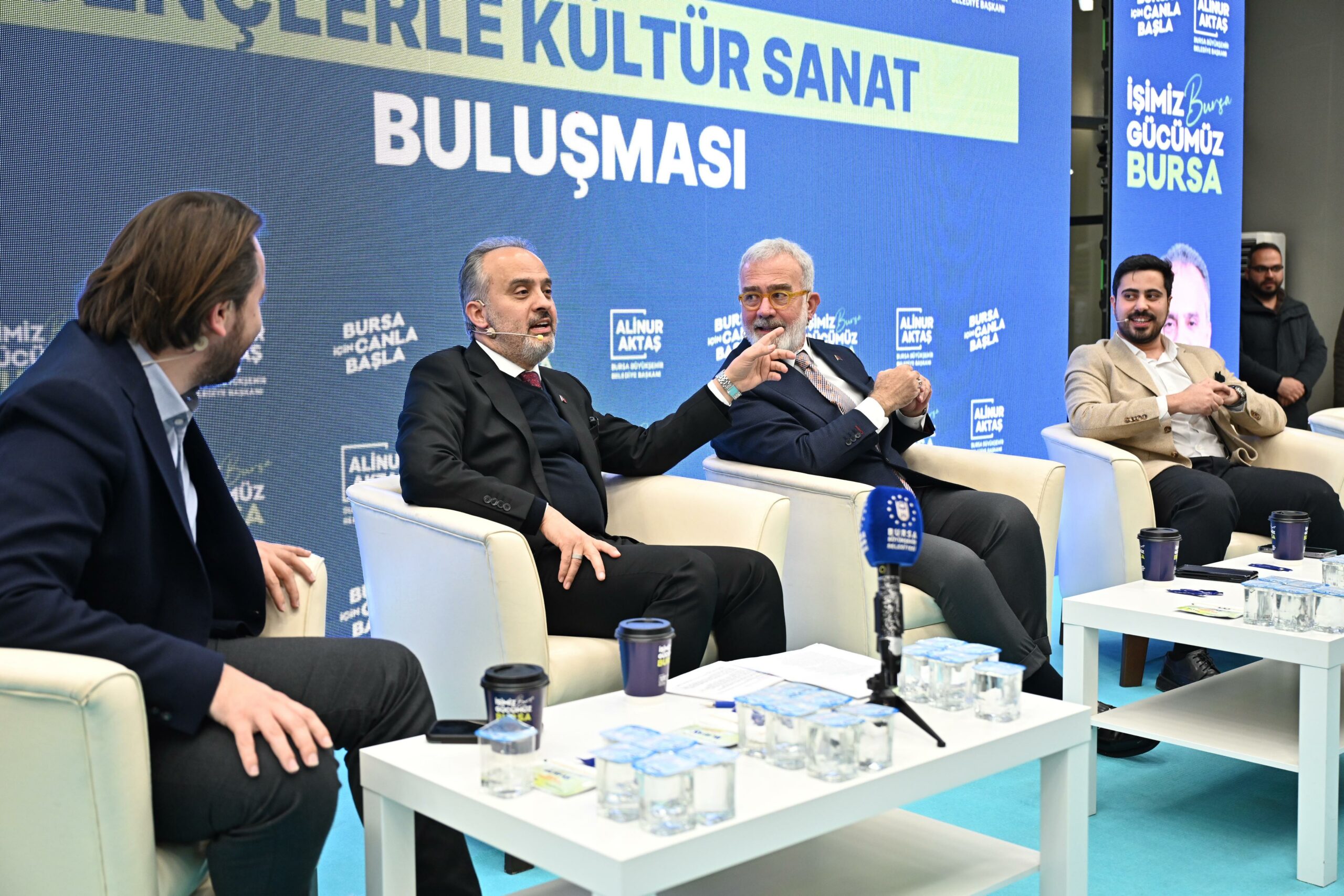 Başkan Aktaş’tan gençlerle sazlı sözlü muhabbet Başkan Aktaş’tan gençlerle sazlı sözlü muhabbet