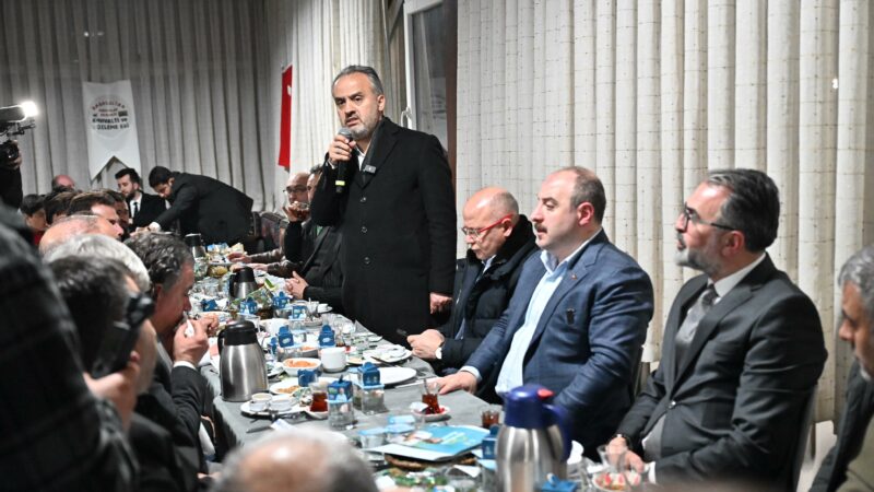 Bursa Büyükşehir Belediye Başkanı Alinur Aktaş, ramazanın ilk teravih namazını