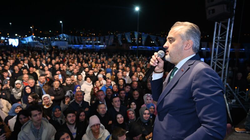 Başkan Aktaş: Biz Bursa’nın her köşesinde gülümsüyoruz Bursa Büyükşehir Belediye Başkanı Alinur Aktaş, Gemlik 15 Temmuz Demokrasi