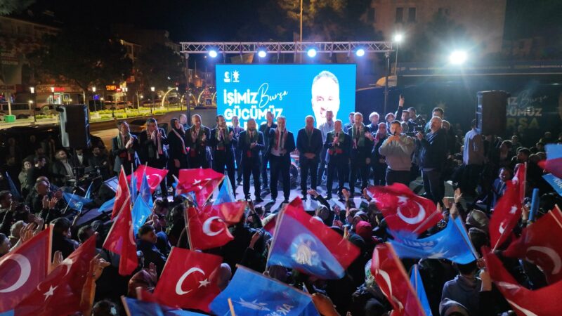 Bursa Büyükşehir Belediye Başkanı Alinur Aktaş, Gürsu Kent Meydanı’nda binlerce