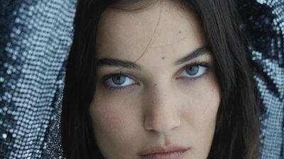 Kırmızı elbisesi çok beğenildi!