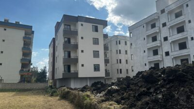 Yeni yapılan bina yan yatmaya başladı