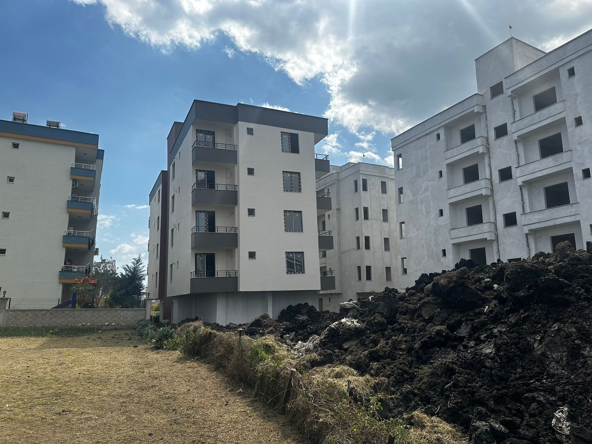 Yeni yapılan bina yan yatmaya başladı