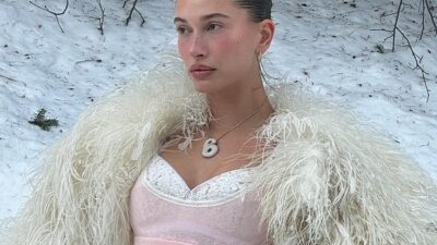 Mavi bikinisiyle kamera karşısına geçti!