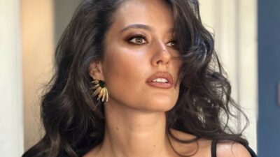 Buz ortasındaki göle girdi! Sosyal medyada gündem oldu…