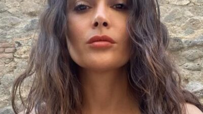 Derin dekoltesiyle yıllara meydan okuyor!