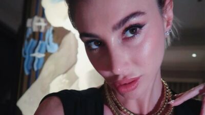 Başını örtüp dans etti! Takipçilerine şov yaptı…