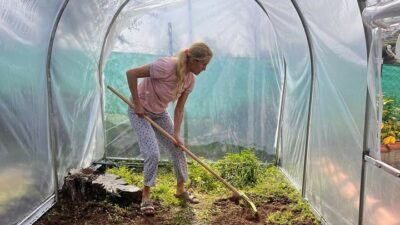 Ünlü manken eline tırmığı alıp bahçeye daldı!