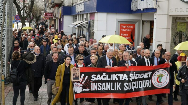 Bursa Tabip Odası’ndan 14 Mart Tıp Bayramı’nda 14 talep Bursa Tabip Odası 14 Mart Tıp Bayramı nedeniyle, Setbaşı’ndan Heykel’e