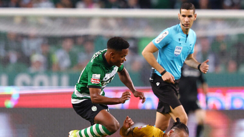 Hakem kararını tribünlere açıkladı Portekiz Premier Ligi'nde lider Sporting'in, Boavista’yı 6-1 mağlup ettiği karşılaşmada