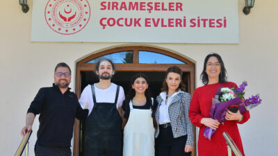 Yönetmenliğini Mehmet Tamer Uyar’ın üstlendiği ‘Kutu’ isimli oyun perdelerini Sırameşeler