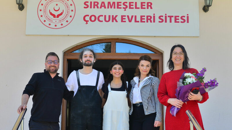 Yönetmenliğini Mehmet Tamer Uyar’ın üstlendiği ‘Kutu’ isimli oyun perdelerini Sırameşeler