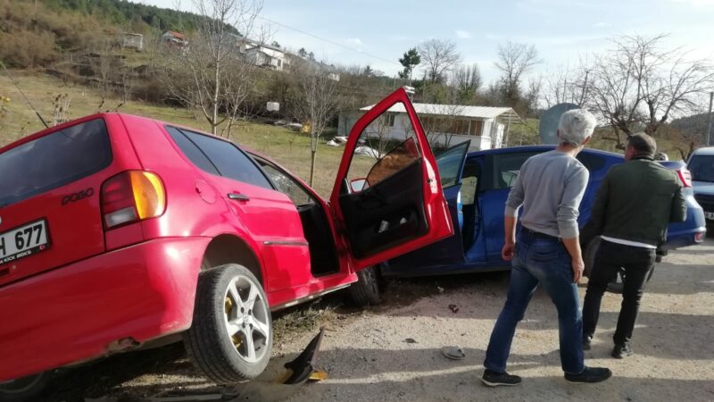 Bursa’da kafa kafaya kaza Bursa'nın Keles ilçesinde iki otomobil kafa kafaya çarpıştı. Kazada 1