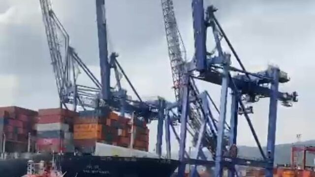 Geminin çarptığı vinçler devrildi