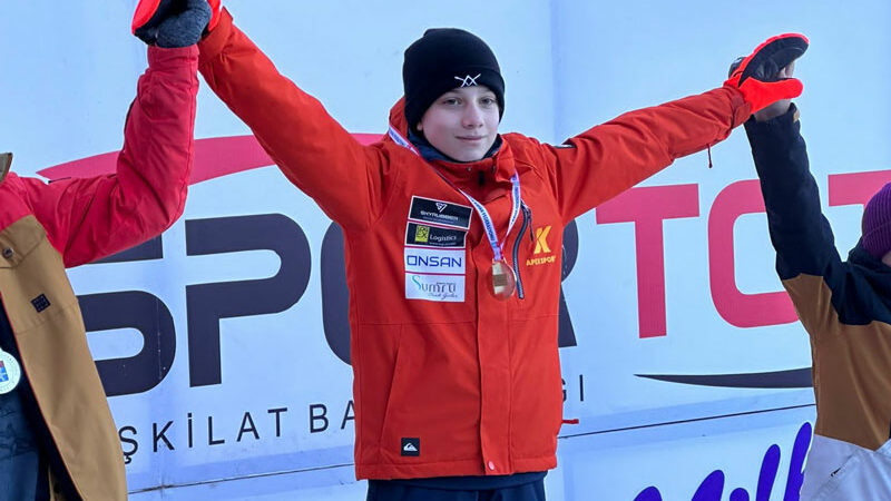 Dağhan Güler Türkiye şampiyonu… Snowboard’un harika çocuğu 13 yaşındaki Bursalı snowboard sporcusu Dağhan Güler, bu yıl düzenlenen