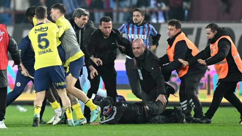 Trabzonsporlu taraftarlar maç sonunda sahaya indi Fenerbahçe, deplasmanda Trabzonspor'u 3-2 mağlup etti. Sarı-lacivertliler Fred ve Batshuayi'nin