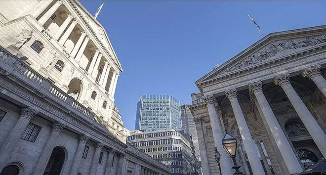 İngiltere Merkez Bankası faizi sabit tuttu