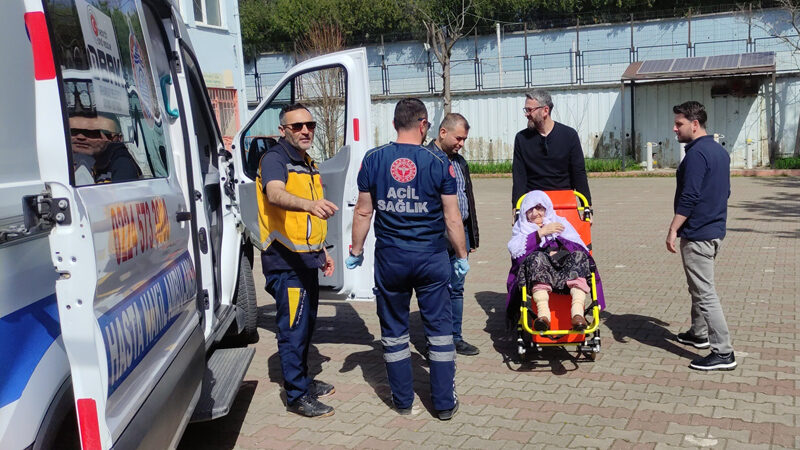 Bursa'da yaşlılığa bağlı evinden çıkamayan 91 yaşındaki Remziye Fidan, sedye