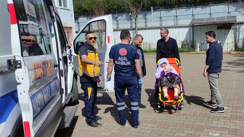 Bursa’da 91 yaşındaki seçmen, sandık başına sedye ile götürüldü