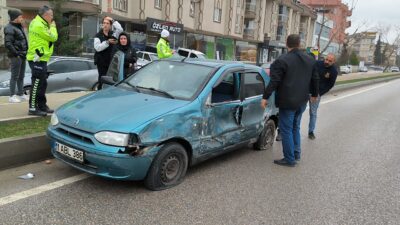 Bursa’da beton mikseri otomobile çarptı