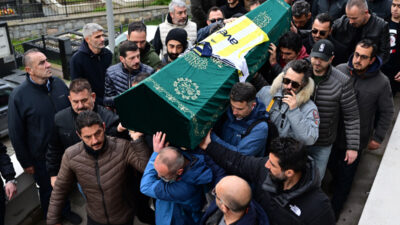 Ünlü oyuncu tabuta sarılarak eşine veda etti!