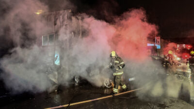 Bursa’da tamirhanede yangın: 4 araç zarar gördü