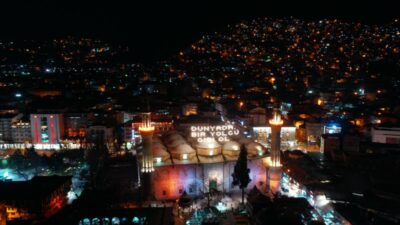 Ulucami’ye ‘Dünyada bir yolcu gibi ol’ yazılı mahya asıldı!